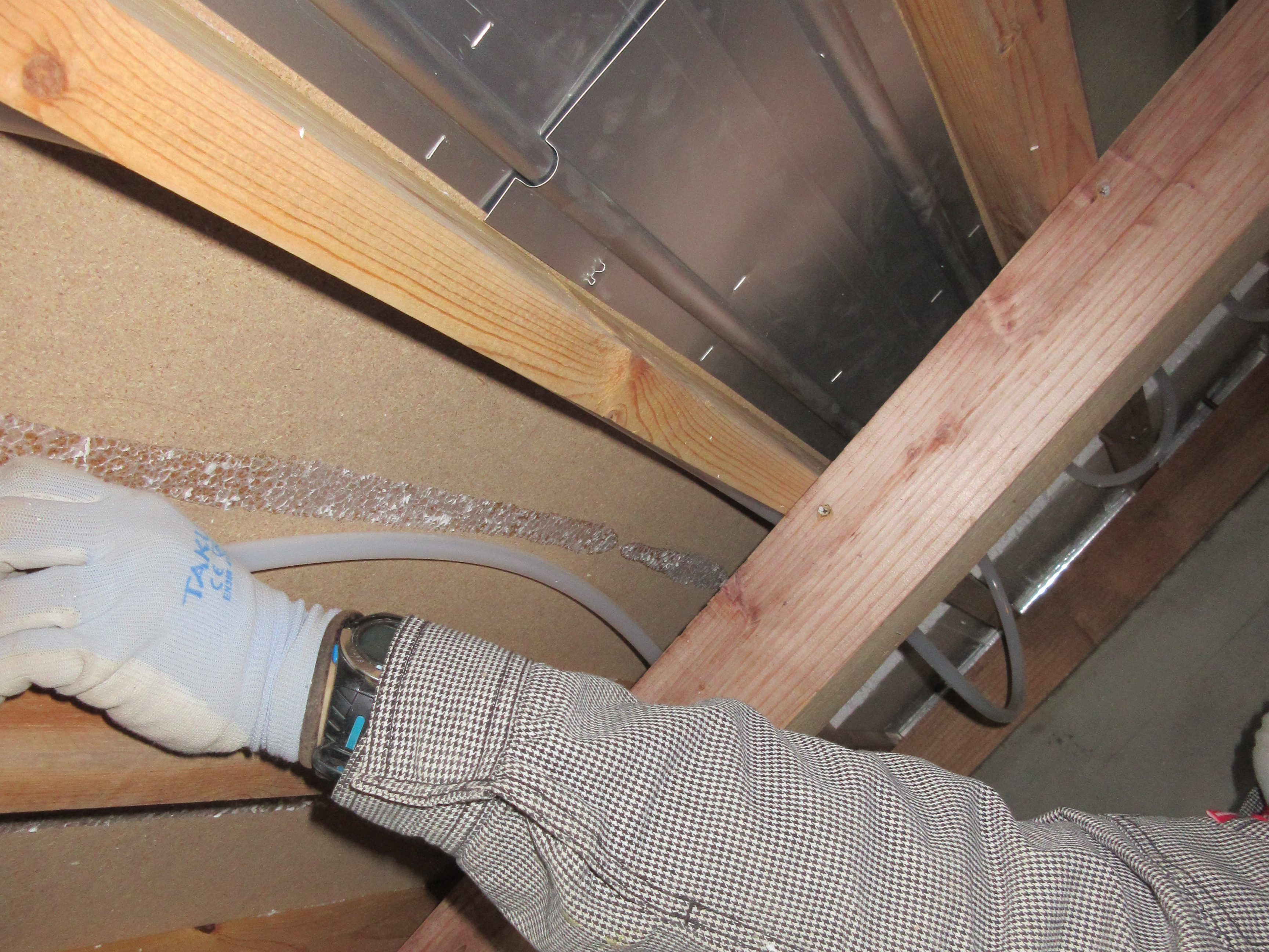 床暖房パネルと温水配管設置中